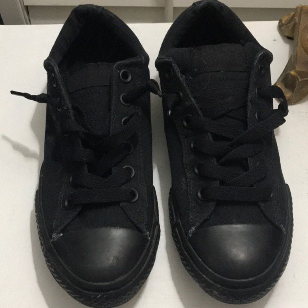 All black Allstar Chuck Taylor’s Sz women’s 7.5